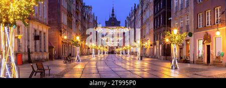 Panorama de la porte dorée du marché long décoré avec illuminations de Noël, Gdansk, Pologne. Banque D'Images