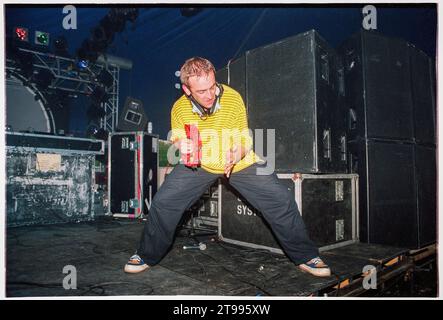 UNDERWORLD, ESSENTIAL FESTIVAL, BRIGHTON, 1996 : le chanteur Karl Hyde du groupe techno Underworld à la hauteur de Trainspotting mania dans la tente de danse à l'Essential Festival 1996 au Stanmer Park à Brighton, Angleterre, Royaume-Uni le 25 mai 1996. Photo : Rob Watkins Banque D'Images