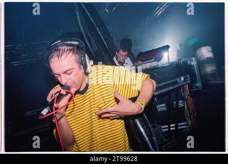 UNDERWORLD, ESSENTIAL FESTIVAL, BRIGHTON, 1996 : le chanteur Karl Hyde et le claviériste Rick Smith du groupe techno Underworld à la hauteur de Trainspotting mania dans la tente de danse à l'Essential Festival 1996 au Stanmer Park à Brighton, Angleterre, Royaume-Uni, le 25 mai 1996. Photo : Rob Watkins Banque D'Images