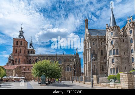 ASTORGA, ESPAGNE - 20 AOÛT 2022 : vue du bâtiment néo-gothique du Palais épiscopal d'Astorga, Castille-et-Léon, Espagne. Il a été conçu par Banque D'Images