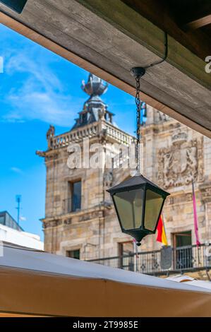 Détail de l'ancienne place principale avec arcades dans la ville d'Astorga, Castille et Léon, Espagne Banque D'Images