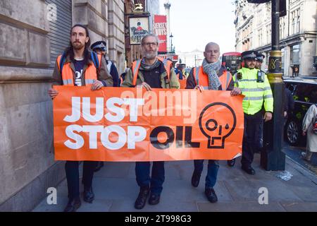 Londres, Angleterre, Royaume-Uni. 23 novembre 2023. Il suffit d'arrêter les activistes du pétrole marchent à Whitehall. Le groupe d'action pour le climat a marché de Trafalgar Square sur le trottoir et a été arrêté quelques secondes après avoir marché sur la route à Whitehall le quatrième jour consécutif alors qu'ils poursuivaient leurs protestations contre les nouvelles licences de combustibles fossiles. (Image de crédit : © Vuk Valcic/ZUMA Press Wire) USAGE ÉDITORIAL SEULEMENT! Non destiné à UN USAGE commercial ! Banque D'Images