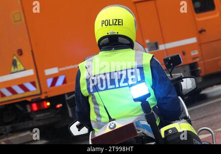 Ein Polizist sitzt auf seinem Motorrad. Symbolbild/Symbolfoto. Rotherbaum Hamburg *** Un policier est assis sur sa moto image symbole photo symbole Rotherbaum Hamburg crédit : Imago/Alamy Live News Banque D'Images