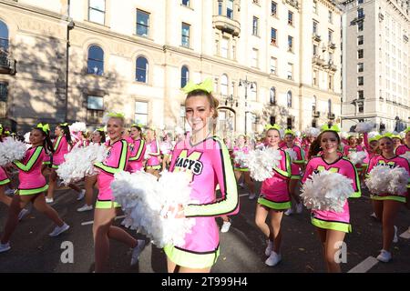Les cheerleaders de Spirit of America divertissent les foules le long de Central Park West lors de la parade du 97th Macy's Thanksgiving Day à New York, le jeudi 23 novembre 2023. (Photo : Gordon Donovan) Banque D'Images