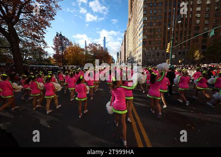 Les cheerleaders de Spirit of America divertissent les foules le long de Central Park West lors de la parade du 97th Macy's Thanksgiving Day à New York, le jeudi 23 novembre 2023. (Photo : Gordon Donovan) Banque D'Images