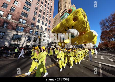 Les Spongebob Squarepants & Gary se dirigent vers la Sixième Avenue lors de la parade du 97th Macy's Thanksgiving Day à New York, le jeudi 23 novembre 2023. Il s’agit du troisième ballon de Bob l’éponge dans la parade ; il a fait sa première apparition en 2004 et a été redessiné pour son deuxième ballon en 2013. Bob l'éponge était aussi le premier ballon carré de la Parade. (Photo : Gordon Donovan) Banque D'Images