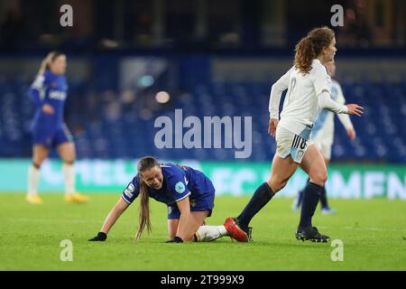 23 novembre 2023 ; Stamford Bridge, Londres, Angleterre : UEFA Womens Champions League football, Chelsea contre Paris FC Feminines ; Fran Kirby de Chelsea gagne après avoir gagné un tackle contre Daphne Corboz de Paris FC. Banque D'Images