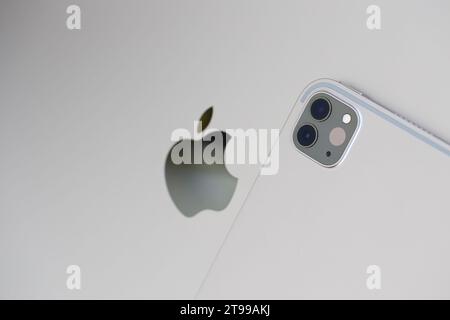 KYIV, UKRAINE - 4 MAI, 2023 : Apple appareil ipad se trouve sur le corps macbook gros plan Banque D'Images