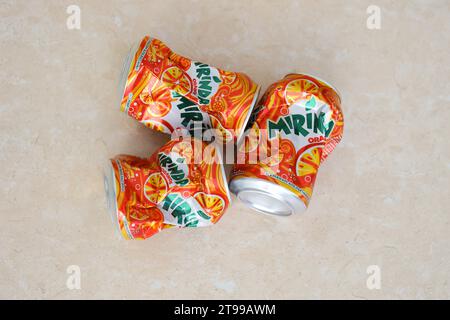 KIEV, UKRAINE - 4 MAI, 2023 : Mirinda boisson orange dans une boîte d'agrumes orange avec un design classique et logo en gros plan Banque D'Images