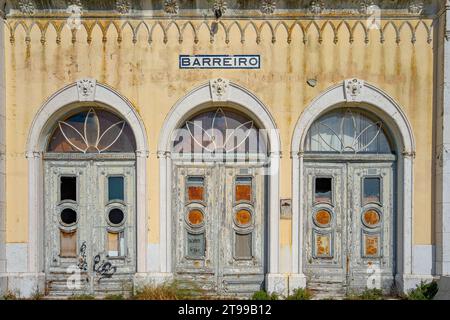 L'une des façades latérales de l'ancienne et désaffectée gare de la ville de Barreiro, qui est dans un état de délabrement.Barreiro-estremadura-portugal,1 Banque D'Images