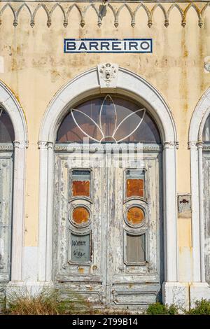 L'une des façades latérales de l'ancienne et désaffectée gare de la ville de Barreiro, qui est dans un état de délabrement.Barreiro-estremadura-portugal,1 Banque D'Images