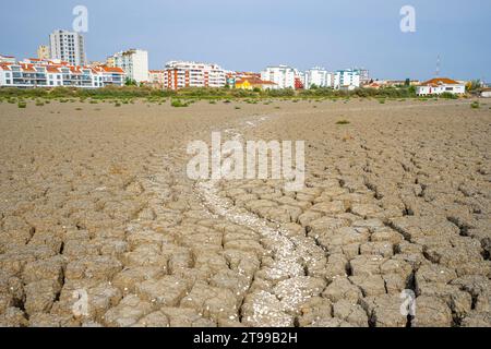 formations d'aspect rocheux causées par la sécheresse extrême d'un lac. De la boue sèche éclata près de la ville. Banque D'Images