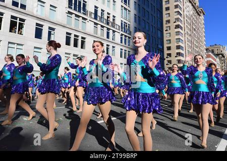 New York, États-Unis. 23 novembre 2023. Les artistes assistent au défilé Macy's Thanksgiving Day Parade 2023 à New York, aux États-Unis, le 23 novembre 2023. Crédit : Li Rui/Xinhua/Alamy Live News Banque D'Images