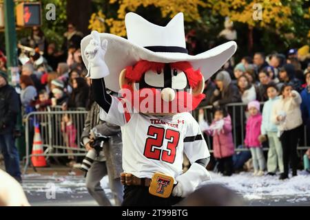 New York, NY - 23 novembre 2023 : NCAA Big 12 Texas Tech University mascotte sportive Raider Red à la Macy's Thanksgiving Day Parade, 23 Jarrett Culver Banque D'Images