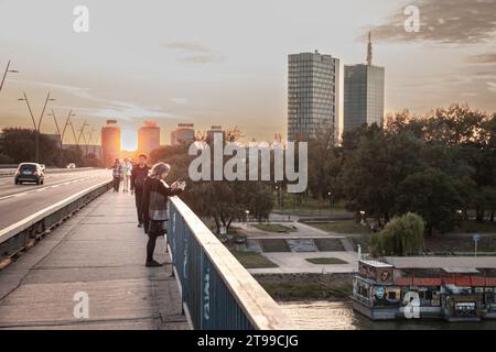 Photo du pont de Branko pendant un après-midi ensoleillé avec une vieille femme prenant une photo dessus. Aussi connu sous le nom de Brankov Most, est le deuxième plus grand pont Banque D'Images