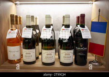 Photo de bouteilles de vin français à vendre. Le vin français est produit dans toute la France, en quantités comprises entre 50 et 60 millions d'hectolitres par an Banque D'Images