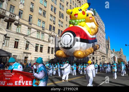 Le ballon Pikachu et Eevee flotte sur Central Park West pendant le défilé Macy's Thanksgiving Day Parade le 23 novembre 2023, à New York. Crédit : Brazil photo Press/Alamy Live News Banque D'Images