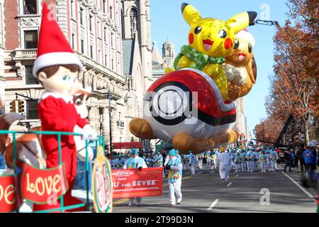 Le ballon Pikachu et Eevee flotte sur Central Park West pendant le défilé Macy's Thanksgiving Day Parade le 23 novembre 2023, à New York. Banque D'Images