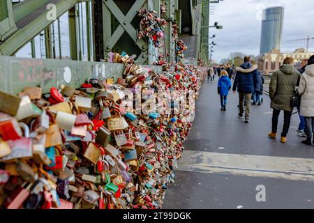 Die Liebesschlösser auf mehreren Ebenen an der Hohenzollernbrücke über dem Rhein in Köln werden immer mehr. Schätzungen belaufen sich mittlerweile auf eine Anzahl im 6-stelligen Bereich. 19.11.2023 Köln NRW Deutschland *** les verrous d'amour sur plusieurs niveaux sur le pont Hohenzollern sur le Rhin à Cologne deviennent de plus en plus les estimations sont maintenant dans la gamme de 6 chiffres 19 11 2023 Cologne NRW Allemagne crédit : Imago/Alamy Live News Banque D'Images