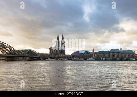 Rhein Hochwasser in Köln beim Pegel von 693 cm aus Sicht des Deutzer Rheinufers, Höhe Kennedy Ufer mit Blick auf die Hohenzollernbrücke, Kölner Dom, musical Dome BEI Sonnenuntergang. 19.11.2023 Köln Deutz NRW Deutschland *** inondation du Rhin à Cologne à un niveau d'eau de 693 cm vu de la rive Deutz du Rhin, à Kennedy Ufer avec vue sur le pont Hohenzollern, la cathédrale de Cologne, le dôme musical au coucher du soleil 19 11 2023 Cologne Deutz NRW Allemagne crédit: Imago/Alamy Live News Banque D'Images