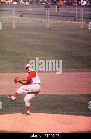 LOS ANGELES, CA - 9 JUILLET : le lanceur Joey Jay #30 des Cincinnati Reds entre dans la liquidation lors d'un match MLB contre les Los Angeles Dodgers le 9 juillet 1961 au Los Angeles Memorial Coliseum à Los Angeles, Californie. (Photo de Hy Peskin) *** Légende locale *** Joey Jay Banque D'Images