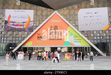 SHANGHAI, CHINE - 23 NOVEMBRE 2023 - les visiteurs visitent le salon sportif de Shanghai à Shanghai, Chine, le 23 novembre 2023. Banque D'Images