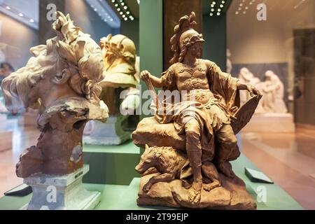Sculptures au Musée du Louvre à Paris, France. Banque D'Images