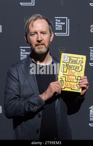 Londres, Royaume-Uni. 23 novembre 2023. LONDRES, ROYAUME-UNI - 23 NOVEMBRE 2023 : l'auteur irlandais Paul Murray pose avec son livre "The Bee Sting" présélectionné pour le Booker Prize 2023 lors d'un événement public au Southbank Centre à Londres, Royaume-Uni, le 23 novembre 2023. Le gagnant du Booker Prize 2023 sera annoncé lors d’une cérémonie de remise des prix et d’un dîner qui se tiendront à Old Billingsgate à Londres le dimanche 26 novembre 2023. (Photo de Wiktor Szymanowicz/NurPhoto) crédit : NurPhoto SRL/Alamy Live News Banque D'Images