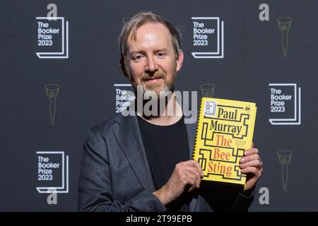Londres, Royaume-Uni. 23 novembre 2023. LONDRES, ROYAUME-UNI - 23 NOVEMBRE 2023 : l'auteur irlandais Paul Murray pose avec son livre "The Bee Sting" présélectionné pour le Booker Prize 2023 lors d'un événement public au Southbank Centre à Londres, Royaume-Uni, le 23 novembre 2023. Le gagnant du Booker Prize 2023 sera annoncé lors d’une cérémonie de remise des prix et d’un dîner qui se tiendront à Old Billingsgate à Londres le dimanche 26 novembre 2023. (Photo de Wiktor Szymanowicz/NurPhoto) crédit : NurPhoto SRL/Alamy Live News Banque D'Images