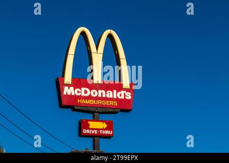 Marilia, Sao Paulo, Brésil, 24 mai 2023.. Totem avec le logo de la chaîne de restauration rapide Mc Donalds dans la municipalité de Marilia, région du midwest du Banque D'Images