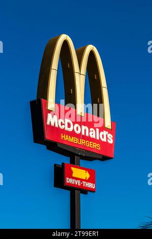 Marilia, Sao Paulo, Brésil, 24 mai 2023.. Totem avec le logo de la chaîne de restauration rapide Mc Donalds dans la municipalité de Marilia, région du midwest du Banque D'Images