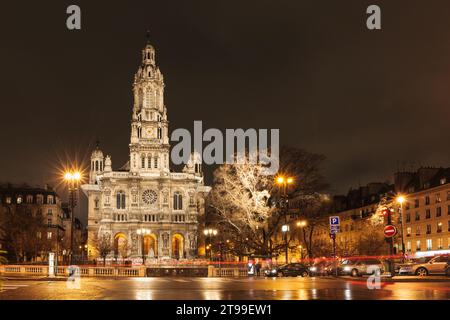 Église de la Sainte-Trinité à Paris, France la nuit. Banque D'Images