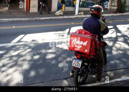 Sao Paulo, Brésil, 20 juillet 2023. Travailleur ifood sur la moto livre de la nourriture aux clients dans la ville de Sao Paulo. Banque D'Images