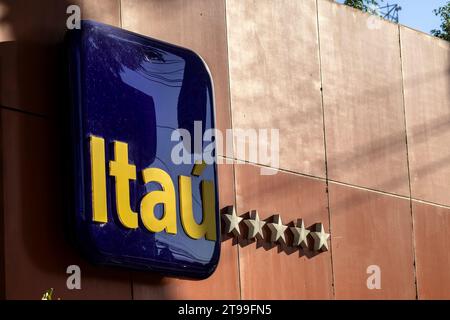 Sao Paulo, Brésil, 03 août 2023. Détail de la façade avec le logo d'une agence de Itau Bank, dans la ville de Sao Paulo, Brésil Banque D'Images