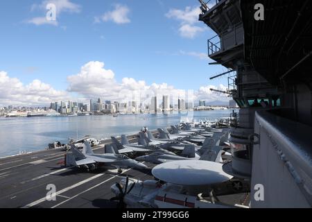 SAN DIEGO (18 novembre 2023) le porte-avions de classe Nimitz USS Theodore Roosevelt (CVN 71) arrive à San Diego le 18 novembre 2023. Theodore Roosevelt, navire amiral du Carrier Strike Group 9 (CSG 9), mène des exercices d'entraînement intégrés dans la zone d'opérations de la 3e flotte américaine. (Photo de l'US Navy par le matelot John A. Miller, spécialiste des communications de masse) Banque D'Images