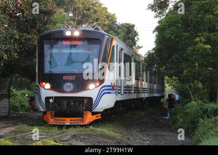 Manille, Philippines. 24 novembre 2023 : un train diesel à unités multiples de la classe PNR 8000 (fabriqué par la société indonésienne INKA - 750 passagers) exploité comme interprovincial Commuter par les chemins de fer nationaux philippins (PNR) qui célèbrent aujourd'hui son 131e anniversaire. Les Philippines mettent en œuvre une ambitieuse expansion ferroviaire qui implique l’arrêt des opérations pendant 5 ans dans la région de la capitale nationale (Metro Manila) à partir de janvier 2024, ce qui affectera environ 30 000 Philippins par jour, pour laisser place à la construction du projet North-South Commuter Railway (NSCR). Crédit : Kevin Izorce/Alamy Live News Banque D'Images