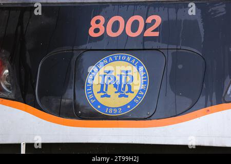 Manille, Philippines. 24 novembre 2023 : logo des chemins de fer nationaux philippins (PNR) qui célèbrent aujourd'hui leur 131e anniversaire. La compagnie ferroviaire d'État a commencé ses activités le 24 novembre 1892, sous le nom de Ferrocarril de Manila-Dagupan, pendant la période coloniale espagnole. 131 ans plus tard, les Philippines mettent en œuvre une ambitieuse expansion ferroviaire qui implique l’arrêt des opérations pendant 5 ans dans la région de la capitale nationale (Metro Manila) à partir de janvier 2024, pour laisser place à la construction du projet North-South Commuter Railway (NSCR). Crédit : Kevin Izorce/Alamy Live News Banque D'Images