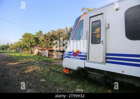 Manille, Philippines. 24 novembre 2023 : un train diesel à unités multiples de la classe PNR 8000 (fabriqué par la société indonésienne INKA - 750 passagers) exploité comme interprovincial Commuter par les chemins de fer nationaux philippins (PNR) qui célèbrent aujourd'hui son 131e anniversaire. Les Philippines mettent en œuvre une ambitieuse expansion ferroviaire qui implique l’arrêt des opérations pendant 5 ans dans la région de la capitale nationale (Metro Manila) à partir de janvier 2024, ce qui affectera environ 30 000 Philippins par jour, pour laisser place à la construction du projet North-South Commuter Railway (NSCR). Crédit : Kevin Izorce/Alamy Live News Banque D'Images