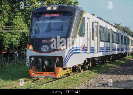 Manille, Philippines. 24 novembre 2023 : un train diesel à unités multiples de la classe PNR 8000 (fabriqué par la société indonésienne INKA - 750 passagers) exploité comme interprovincial Commuter par les chemins de fer nationaux philippins (PNR) qui célèbrent aujourd'hui son 131e anniversaire. Les Philippines mettent en œuvre une ambitieuse expansion ferroviaire qui implique l’arrêt des opérations pendant 5 ans dans la région de la capitale nationale (Metro Manila) à partir de janvier 2024, ce qui affectera environ 30 000 Philippins par jour, pour laisser place à la construction du projet North-South Commuter Railway (NSCR). Crédit : Kevin Izorce/Alamy Live News Banque D'Images