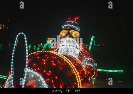 Installation lumineuse du Père Noël. Décor de rue de Noël en guirlandes. Figurines de Noël éclatantes Banque D'Images