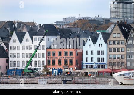 Cologne, Allemagne novembre 22 2023 : inondation sur le rhin devant la vieille ville de cologne Banque D'Images
