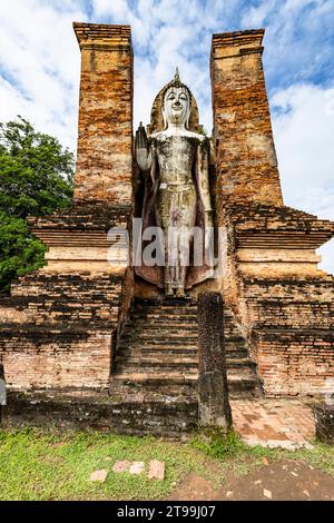 Parc historique de Sukhothai, Wat Mahathat, statue de Bouddha debout dans un petit sanctuaire, Sukhothai, Thaïlande, Asie du Sud-est, Asie Banque D'Images