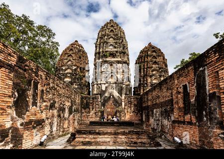 Parc historique de Sukhothai, Wat si Sawai, salle principale avec trois pagodes, style khmer, Sukhothai, Thaïlande, Asie du Sud-est, Asie Banque D'Images