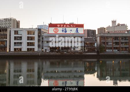 Fukuoka, JAPON - décembre 6 2021 : panneau emblématique de Fukusaya, distributeur d'œufs de morue épicés (Karashi Mentaiko), Nakasu le soir. Banque D'Images