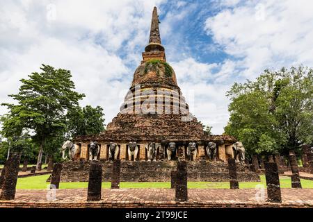 Parc historique de Sukhothai, Wat Chang LOM, statues d'éléphants à la plate-forme, Sukhothai, Thaïlande, Asie du Sud-est, Asie Banque D'Images