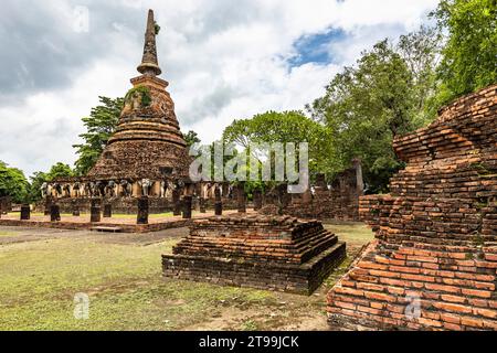 Parc historique de Sukhothai, Wat Chang LOM, statues d'éléphants à la plate-forme, Sukhothai, Thaïlande, Asie du Sud-est, Asie Banque D'Images