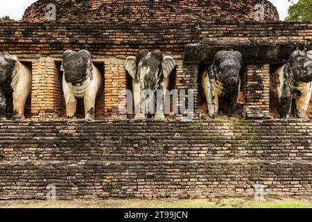 Parc historique de Sukhothai, Wat Chang LOM, statues d'éléphants à la plate-forme, Sukhothai, Thaïlande, Asie du Sud-est, Asie Banque D'Images