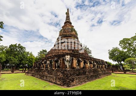 Parc historique de Sukhothai, Wat Chang LOM, statues d'éléphants à la plate-forme, Sukhothai, Thaïlande, Asie du Sud-est, Asie Banque D'Images