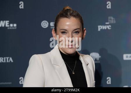 Jeannine MICHAELSEN, Moderatorin, Roter Teppich, Red Carpet Show, Ankunft, arrivée, Verleihung Deutscher Nachhaltigkeitspreis à Duesseldorf am 23.11.2023. *** Jeannine MICHAELSEN, présentatrice, tapis rouge, salon du tapis rouge, arrivée, cérémonie de remise des prix allemands de la durabilité à Duesseldorf le 23 11 2023 crédit : Imago/Alamy Live News Banque D'Images