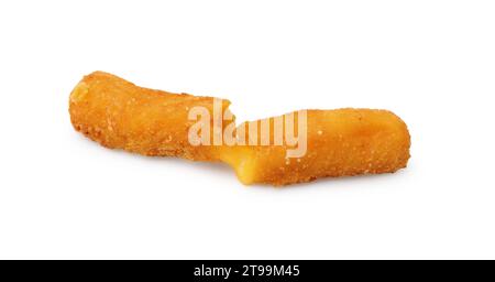 Un savoureux bâton de mozzarella frit isolé sur blanc Banque D'Images